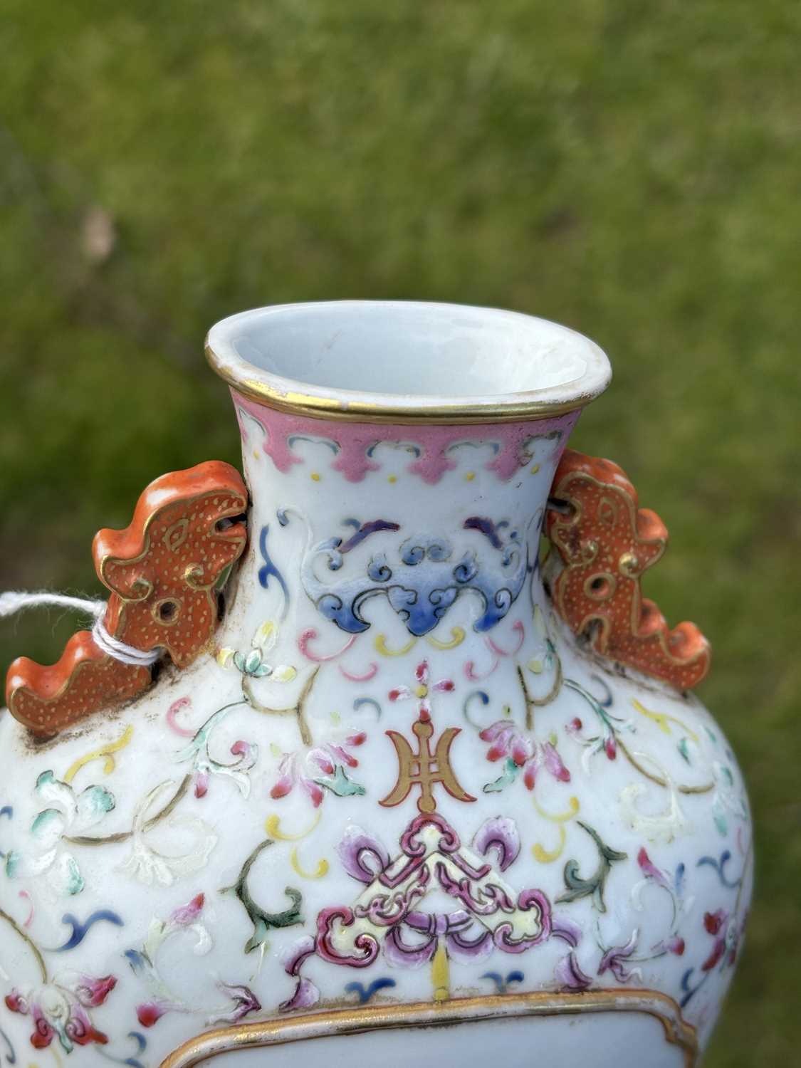A CHINESE FAMILLE ROSE PORCELAIN VASE - Image 5 of 11