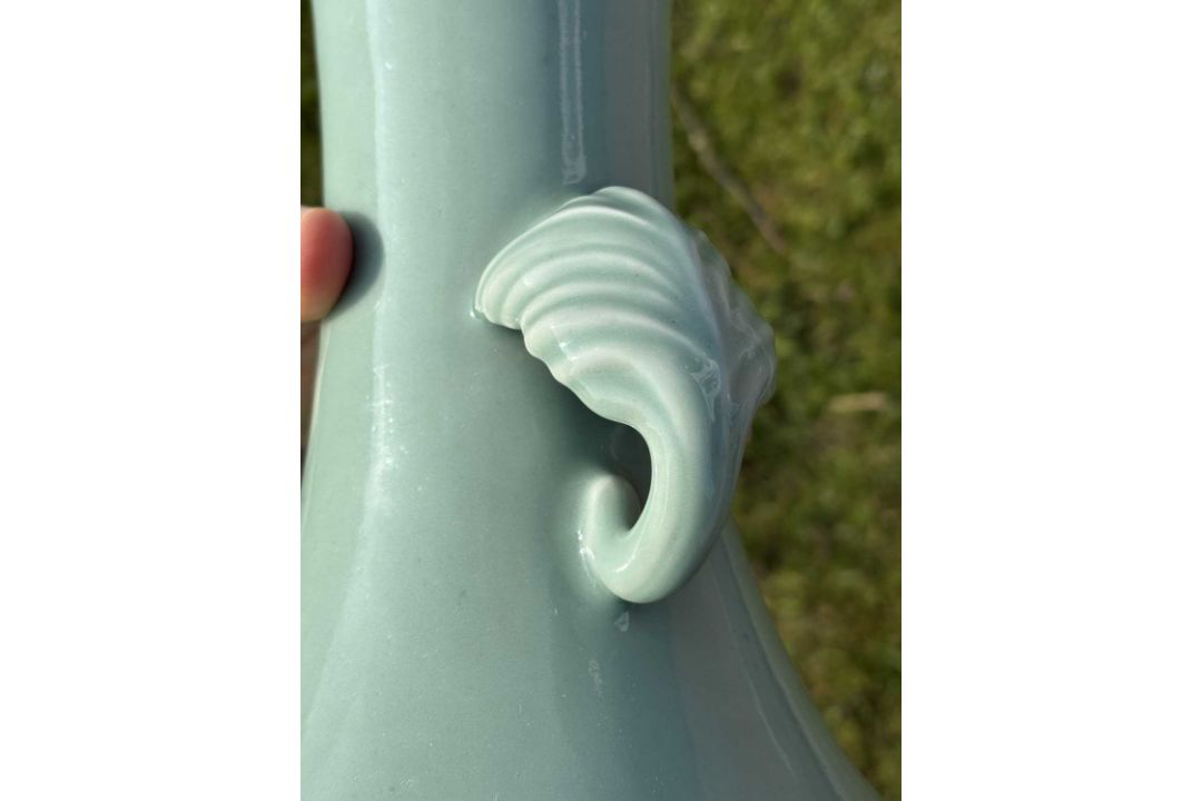 A FINE JAPANESE CELADON-GLAZED VASE BY MAKUZU KOZAN, CIRCA 1905 - Image 3 of 10