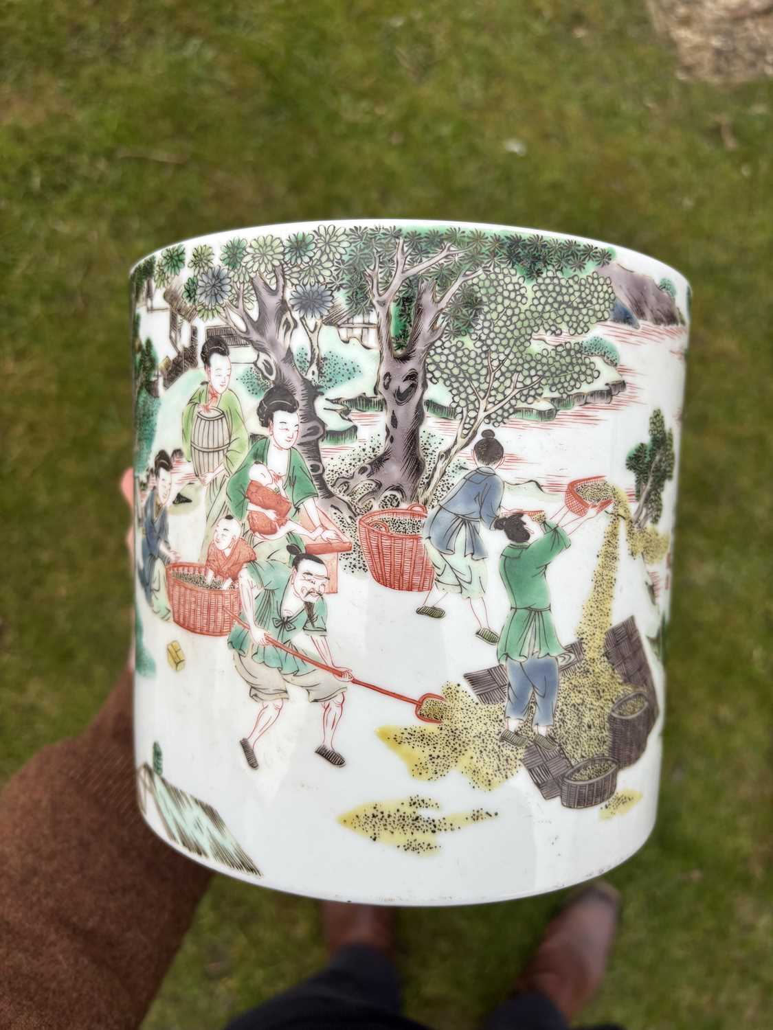 A CHINESE FAMILLE VERTE PORCELAIN BRUSH POT - Image 5 of 8