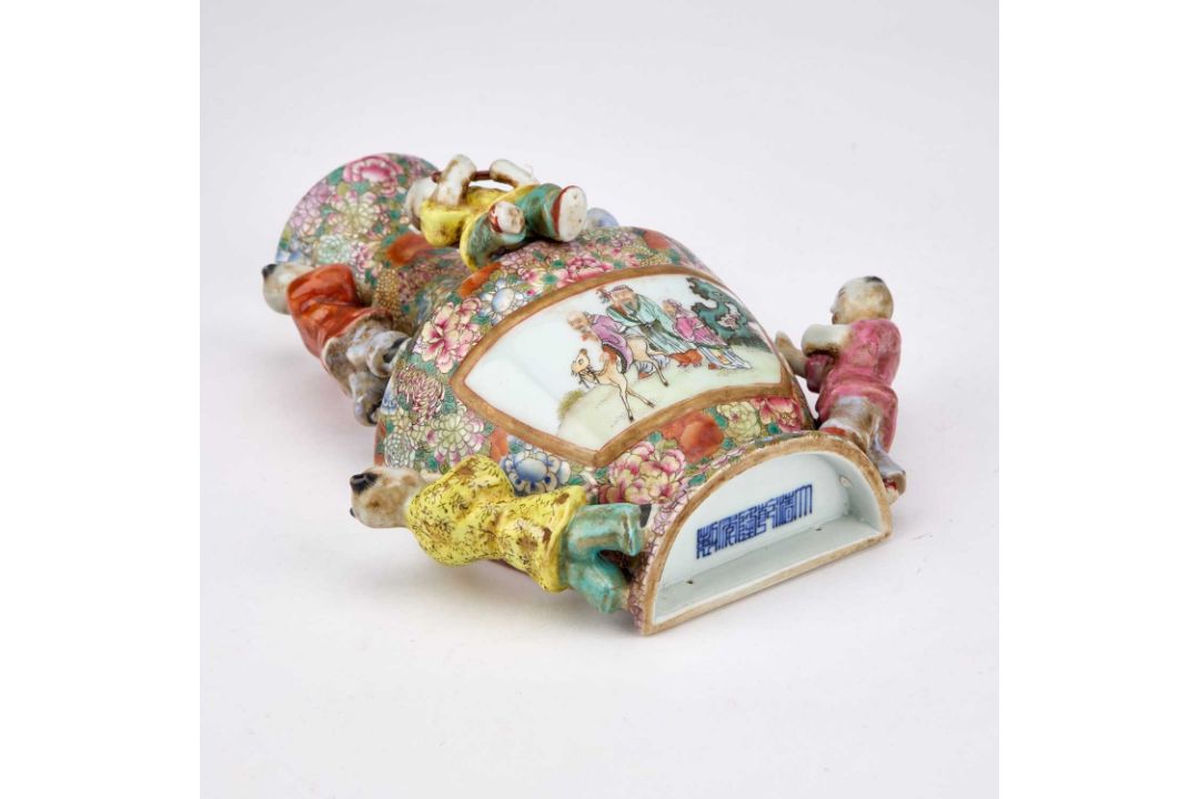 A CHINESE FAMILLE ROSE PORCELAIN WALL VASE - Image 2 of 9