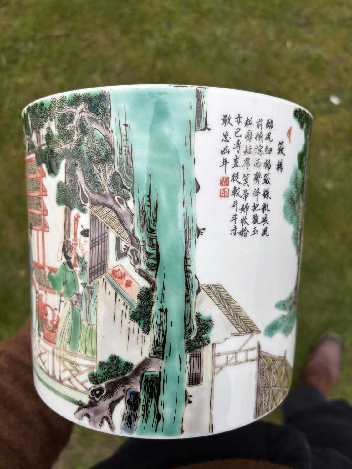 A CHINESE FAMILLE VERTE PORCELAIN BRUSH POT - Image 6 of 8