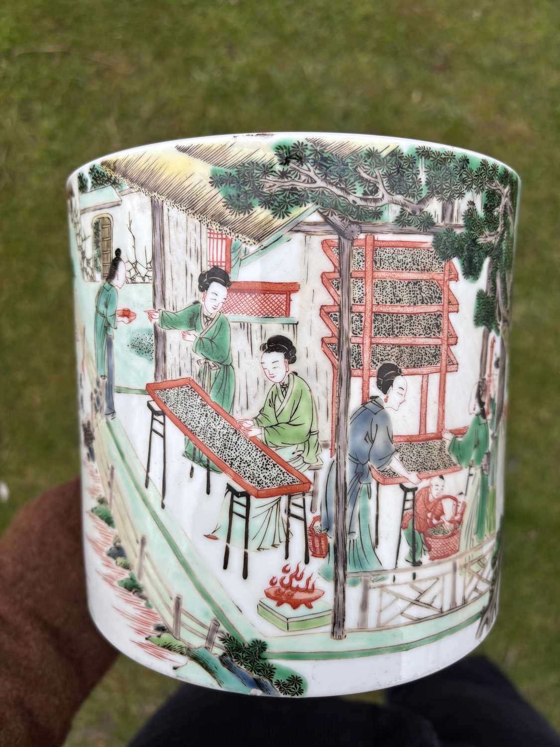 A CHINESE FAMILLE VERTE PORCELAIN BRUSH POT - Image 8 of 8