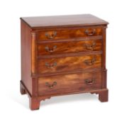 A GEORGIAN STYLE MAHOGANY CHEST OF DRAWERS