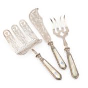 A FINE 19TH CENTURY FRENCH SILVER-MOUNTED MOTHER-OF-PEARL FISH SERVING SET