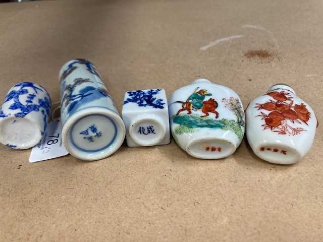 A GROUP OF FIVE CHINESE PORCELAIN SNUFF BOTTLES - Image 4 of 4