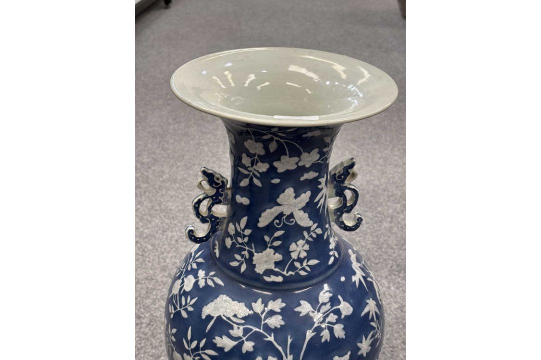 A LARGE PAIR OF CHINESE BLUE AND WHITE PORCELAIN VASES 19TH CENTURY - Image 5 of 10