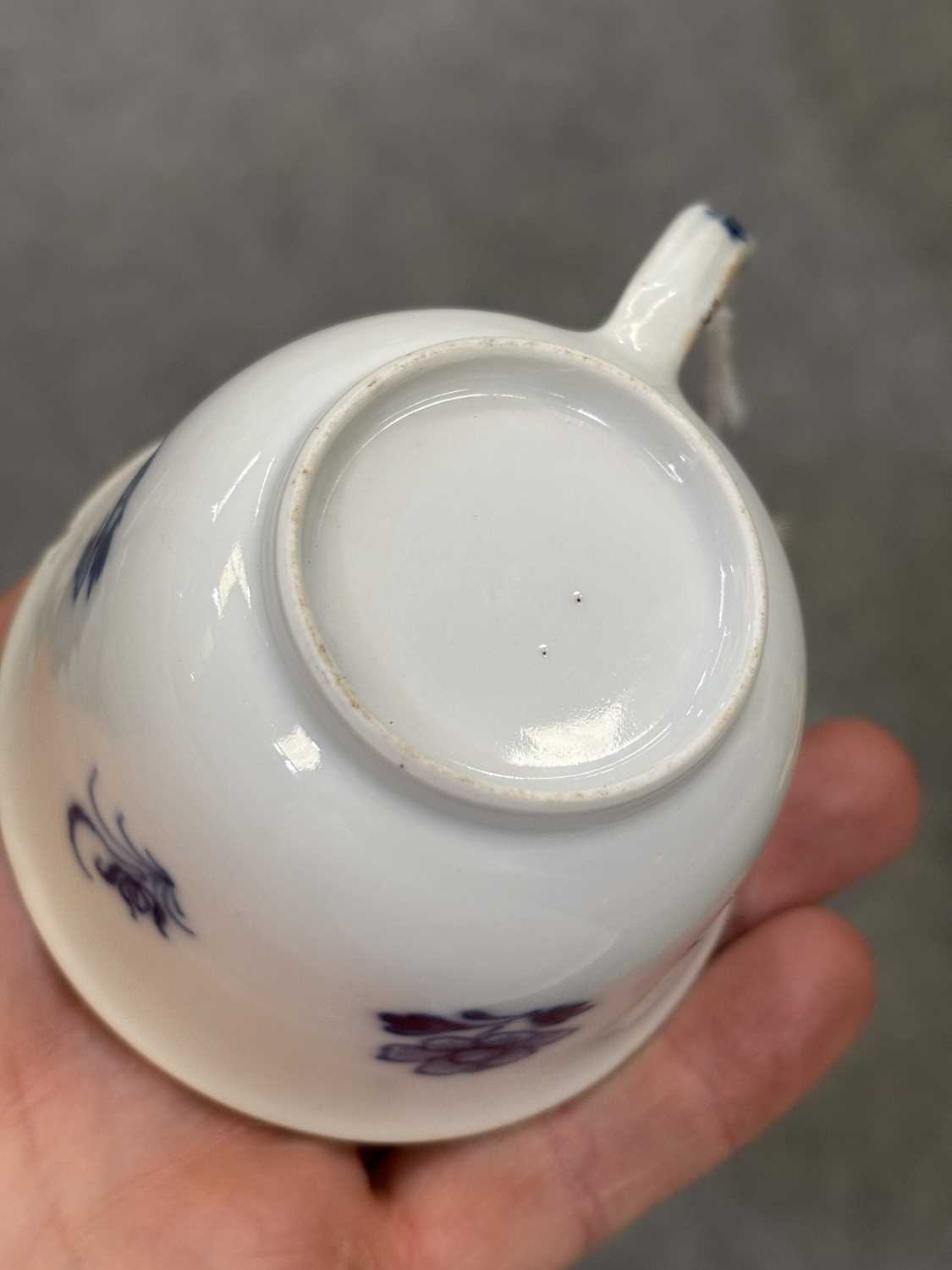 THREE CHINESE BLUE AND WHITE PORCELAIN CUPS - Image 9 of 15