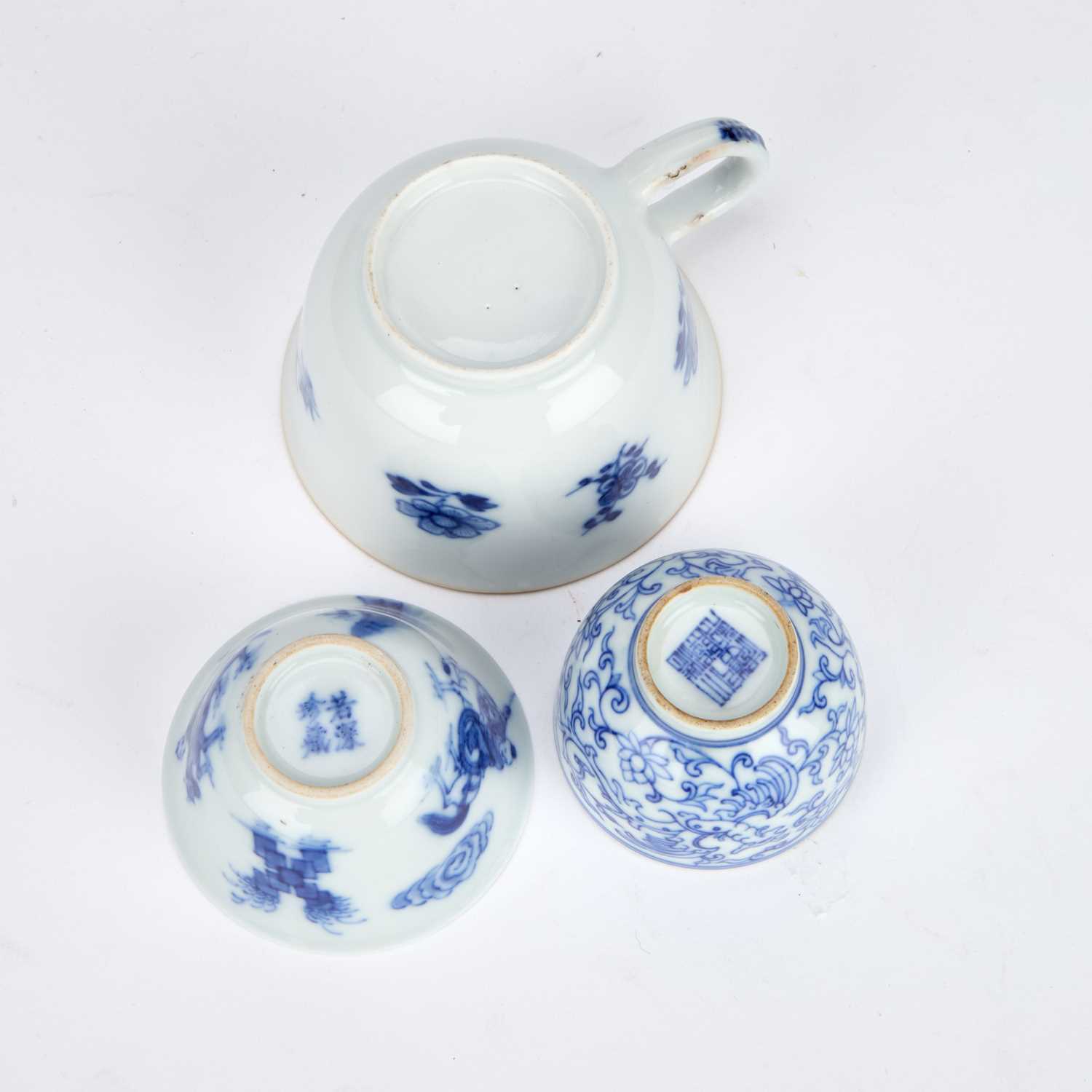 THREE CHINESE BLUE AND WHITE PORCELAIN CUPS - Image 3 of 15