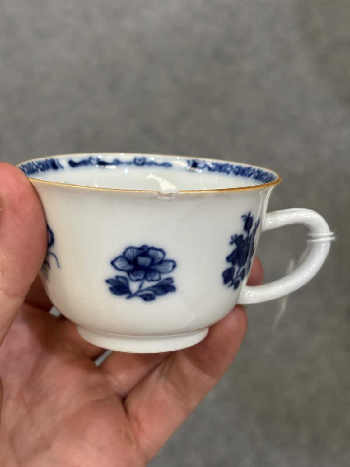 THREE CHINESE BLUE AND WHITE PORCELAIN CUPS - Image 13 of 15