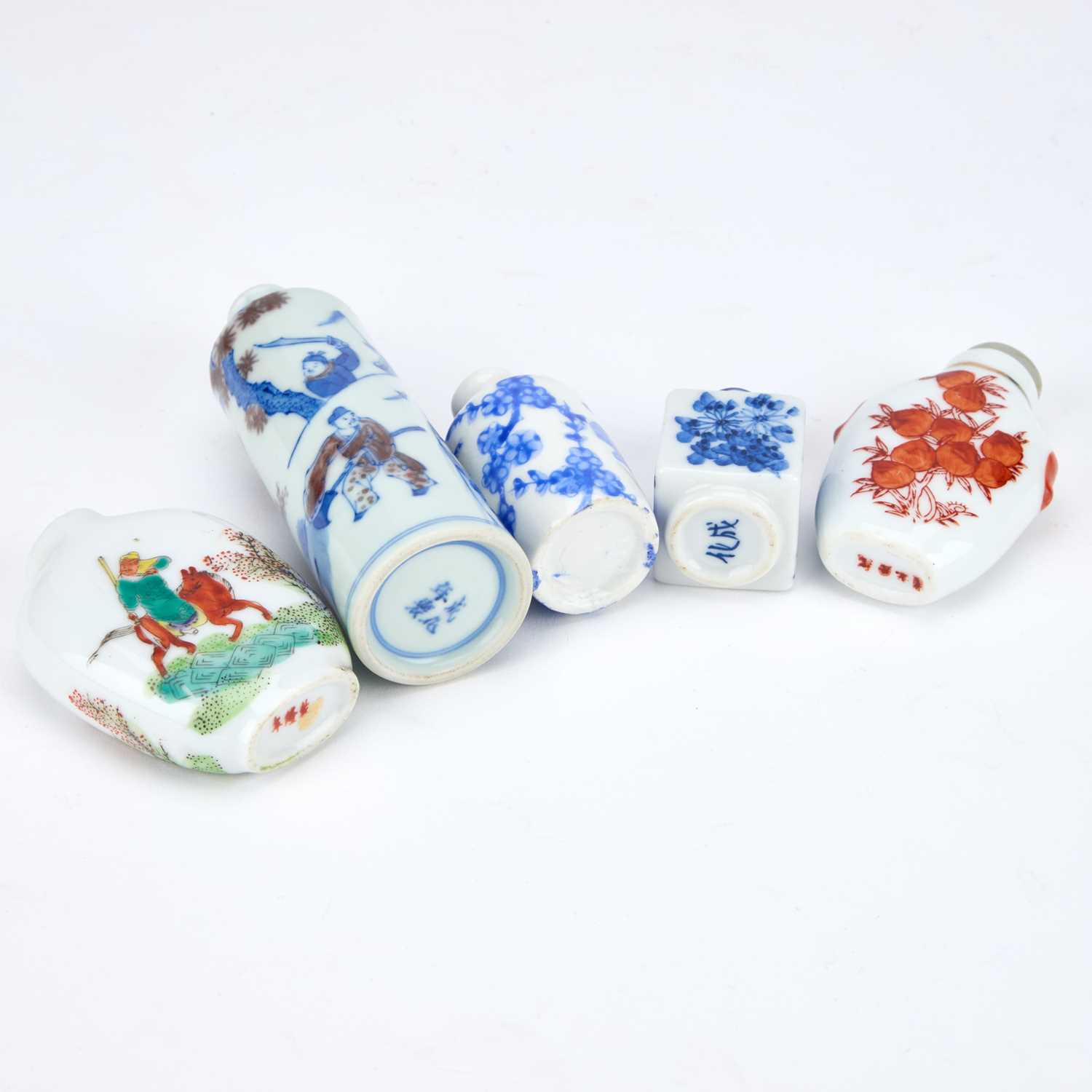 A GROUP OF FIVE CHINESE PORCELAIN SNUFF BOTTLES - Image 3 of 4