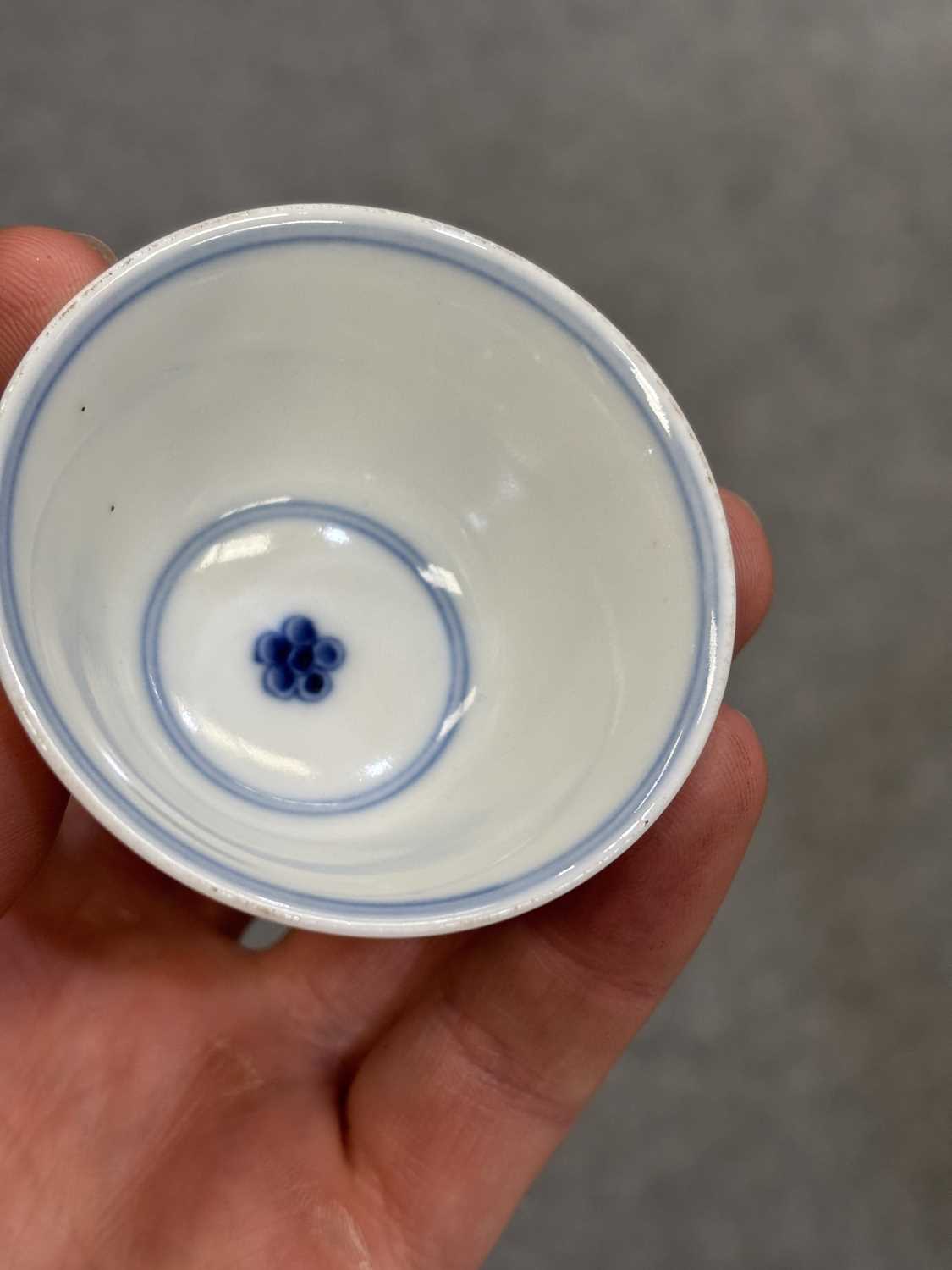 THREE CHINESE BLUE AND WHITE PORCELAIN CUPS - Image 11 of 15