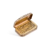 AN EARLY VICTORIAN ENGRAVED SILVER VINAIGRETTE