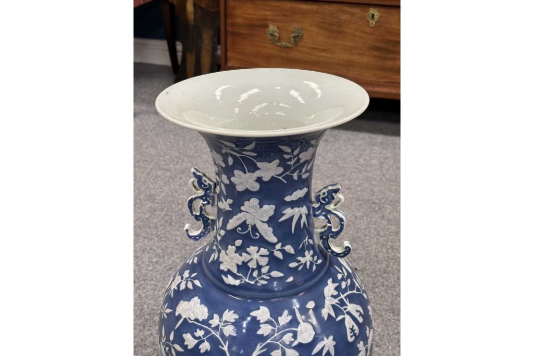 A LARGE PAIR OF CHINESE BLUE AND WHITE PORCELAIN VASES 19TH CENTURY - Image 9 of 10