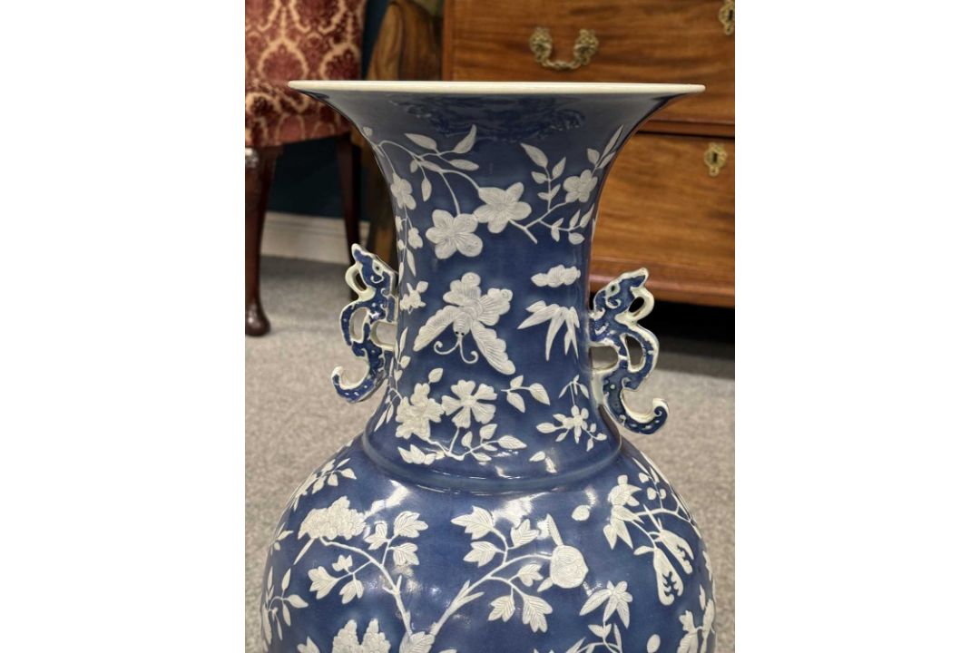 A LARGE PAIR OF CHINESE BLUE AND WHITE PORCELAIN VASES 19TH CENTURY - Image 6 of 10