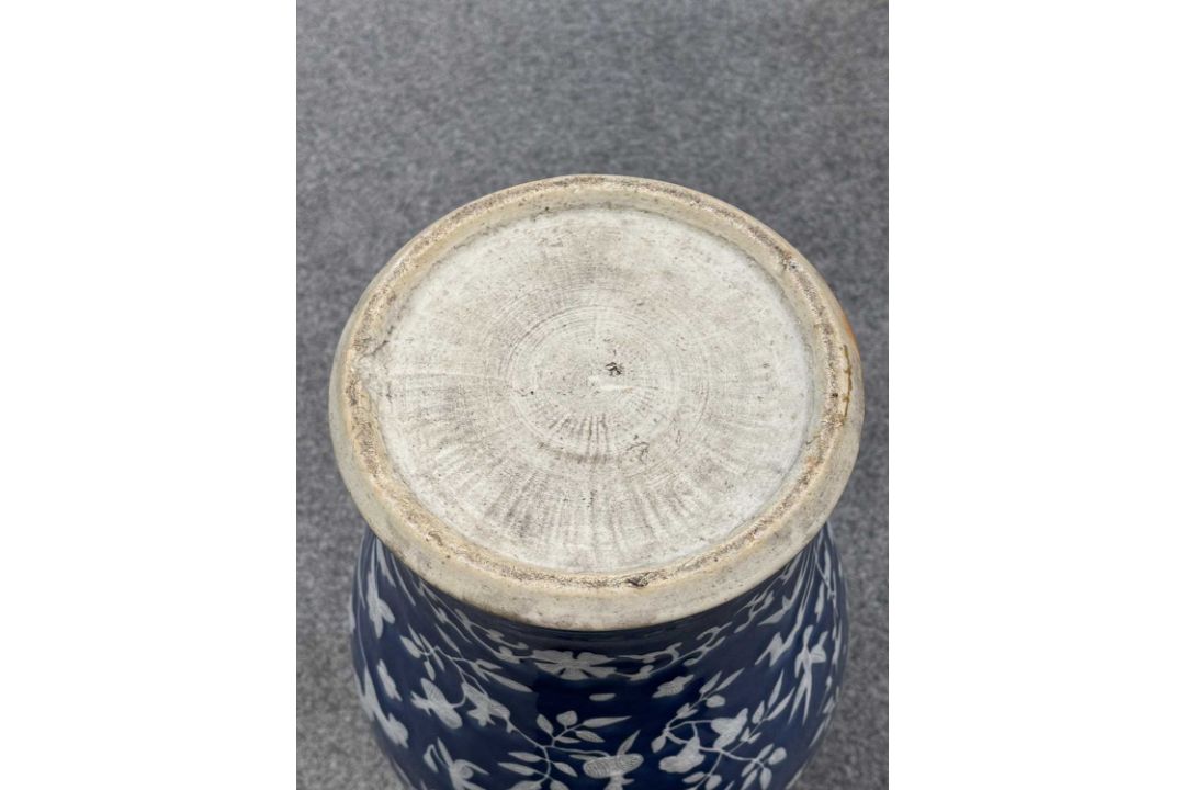 A LARGE PAIR OF CHINESE BLUE AND WHITE PORCELAIN VASES 19TH CENTURY - Image 7 of 10