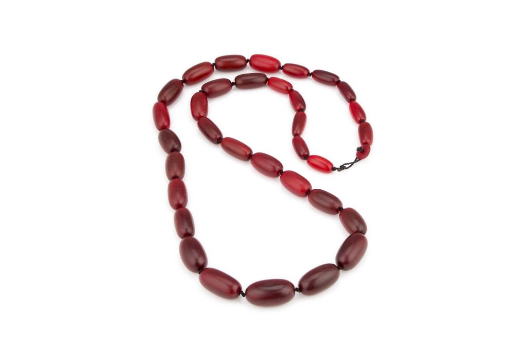 A STRING OF STAINED RHINOCEROS HORN GRADUATED BEADS LATE 19TH CENTURY