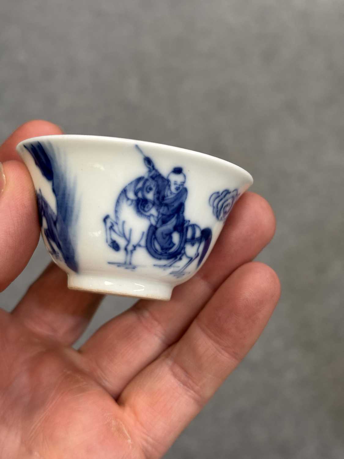THREE CHINESE BLUE AND WHITE PORCELAIN CUPS - Image 6 of 15
