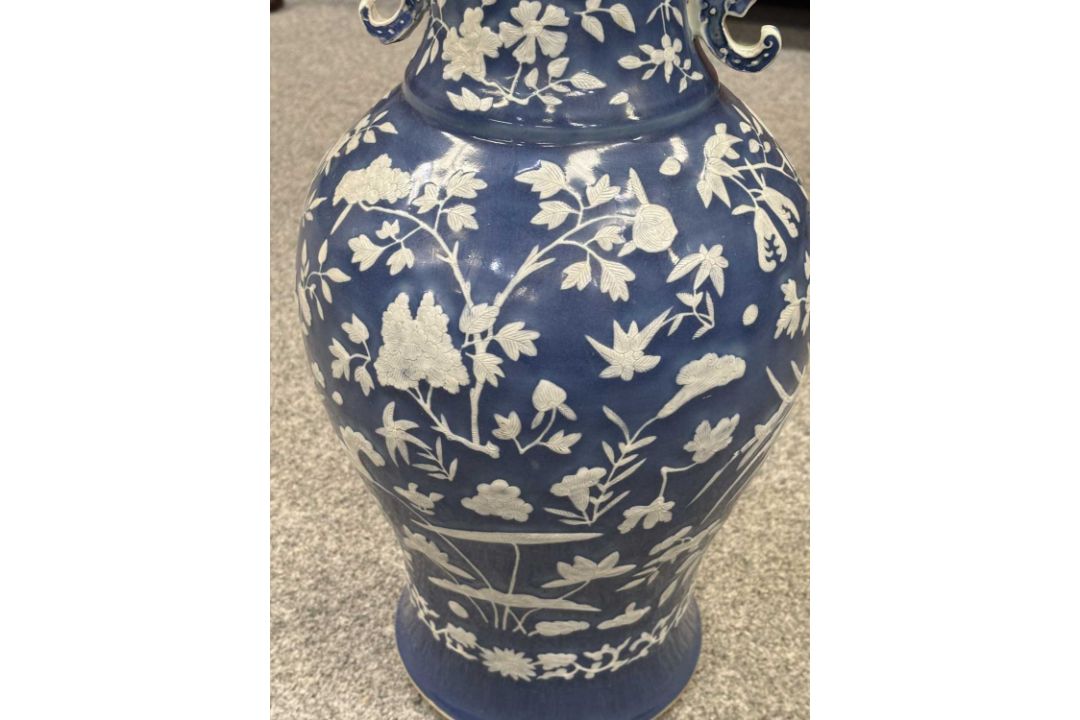 A LARGE PAIR OF CHINESE BLUE AND WHITE PORCELAIN VASES 19TH CENTURY - Image 10 of 10