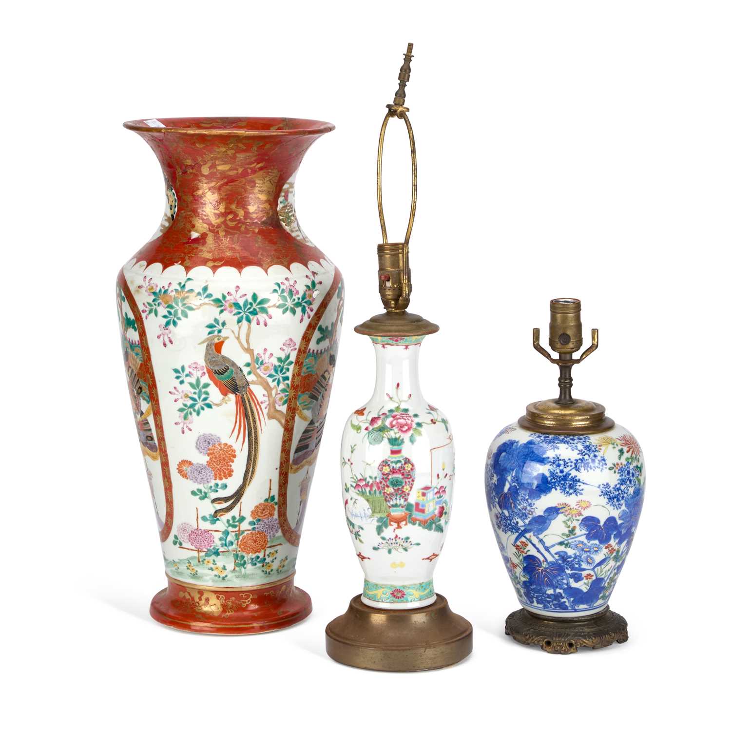 A CHINESE FAMILLE ROSE PORCELAIN TABLE LAMP WITH A LARGE JAPANESE PORCELAIN VASE AND TABLE LAMP