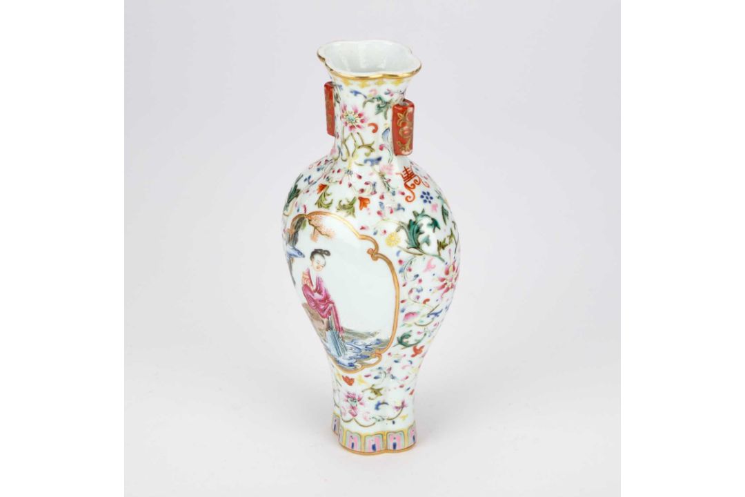 A CHINESE FAMILLE ROSE PORCELAIN VASE - Image 2 of 5