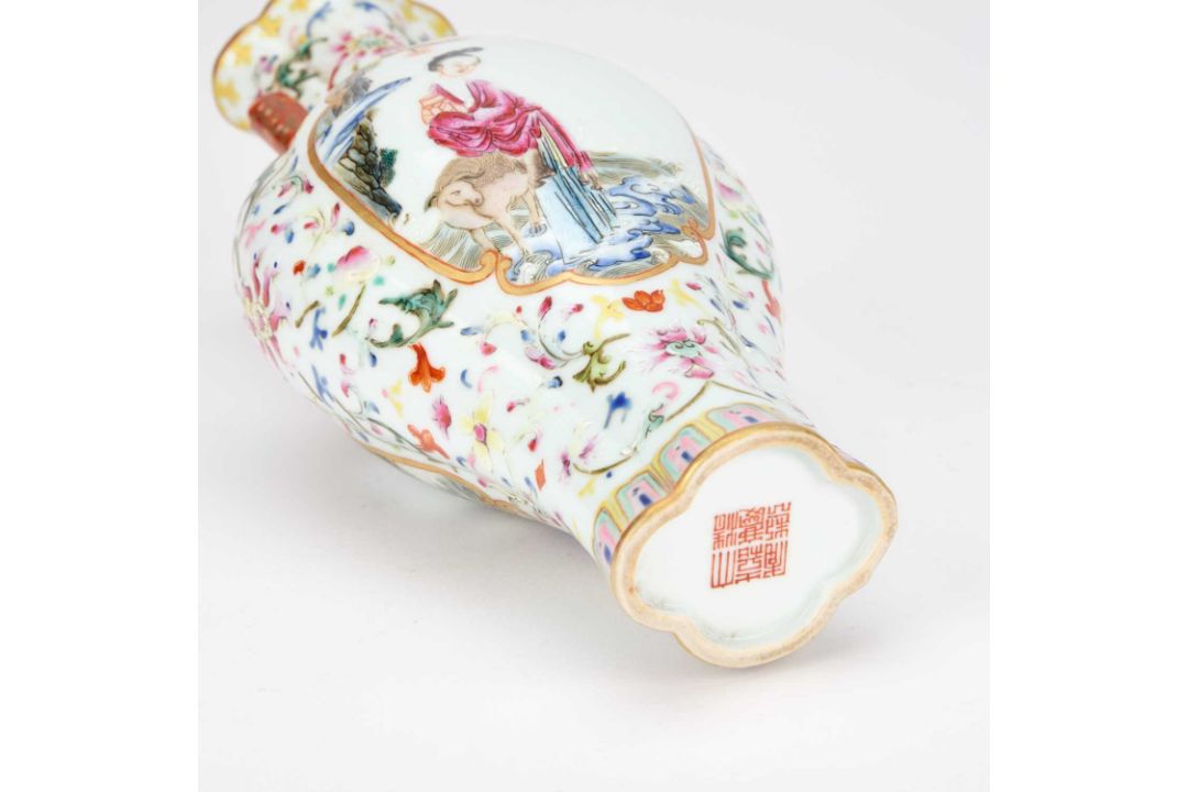 A CHINESE FAMILLE ROSE PORCELAIN VASE - Image 3 of 5