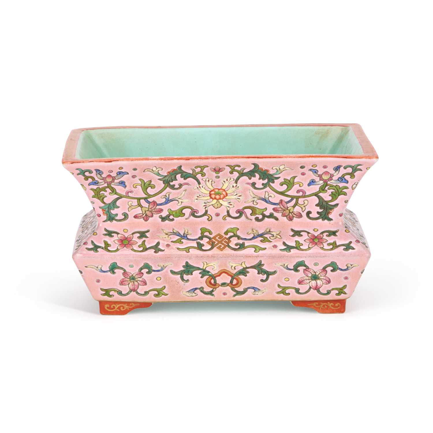 A CHINESE FAMILLE ROSE PORCELAIN JARDINIÈRE