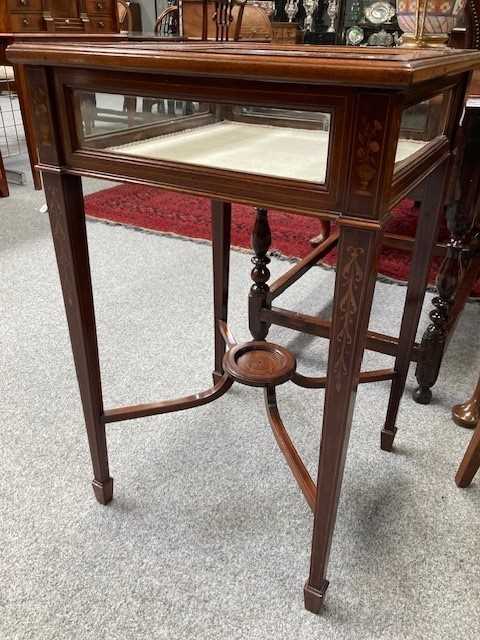 AN EDWARDIAN INLAID MAHOGANY BIJOUTERIE TABLE - Image 6 of 6