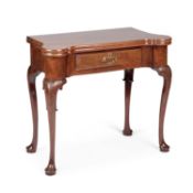 AN 18TH CENTIRY MAHOGANY FOLDOVER TEA TABLE