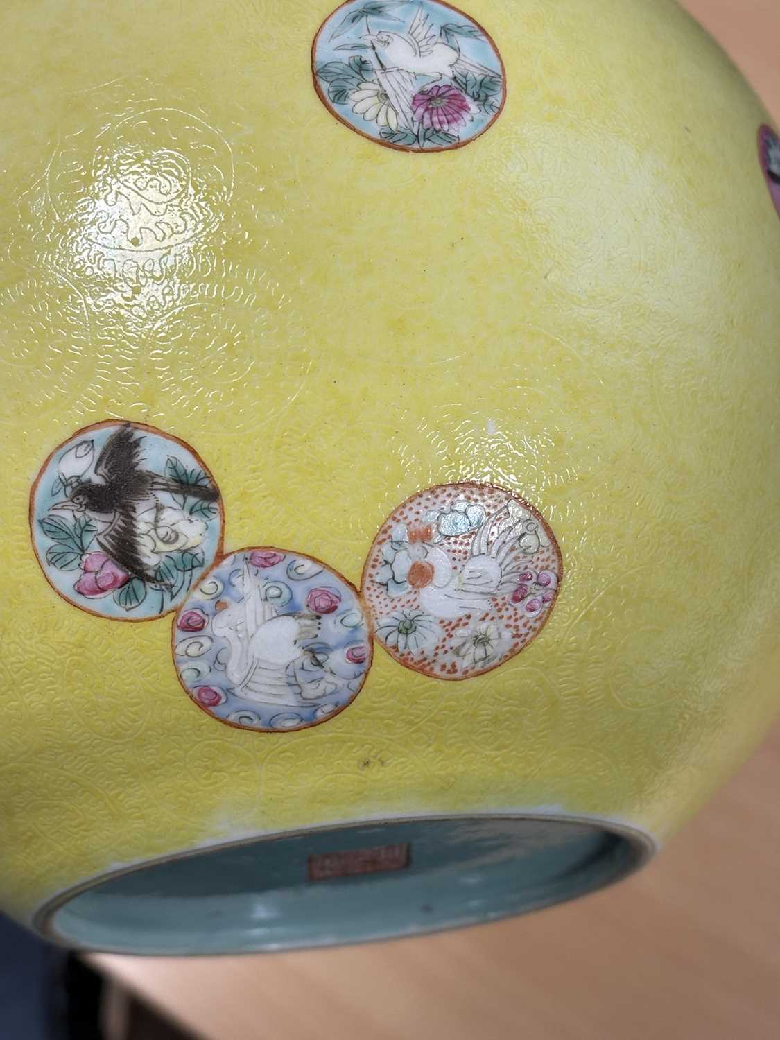 A CHINESE FAMILLE ROSE SGRAFFITO PORCELAIN BOTTLE VASE WITH A YELLOW GROUND - Image 10 of 10