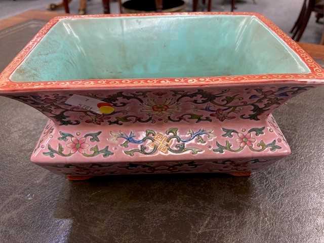 A CHINESE FAMILLE ROSE PORCELAIN JARDINIÈRE - Image 5 of 7