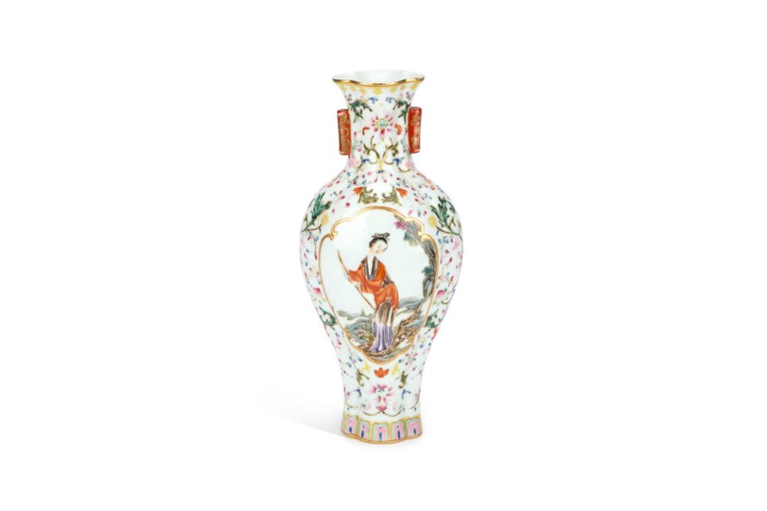 A CHINESE FAMILLE ROSE PORCELAIN VASE - Image 1 of 5