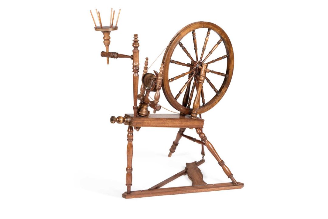 A STAINED BEECH SPINNING WHEEL 20TH CENTURY