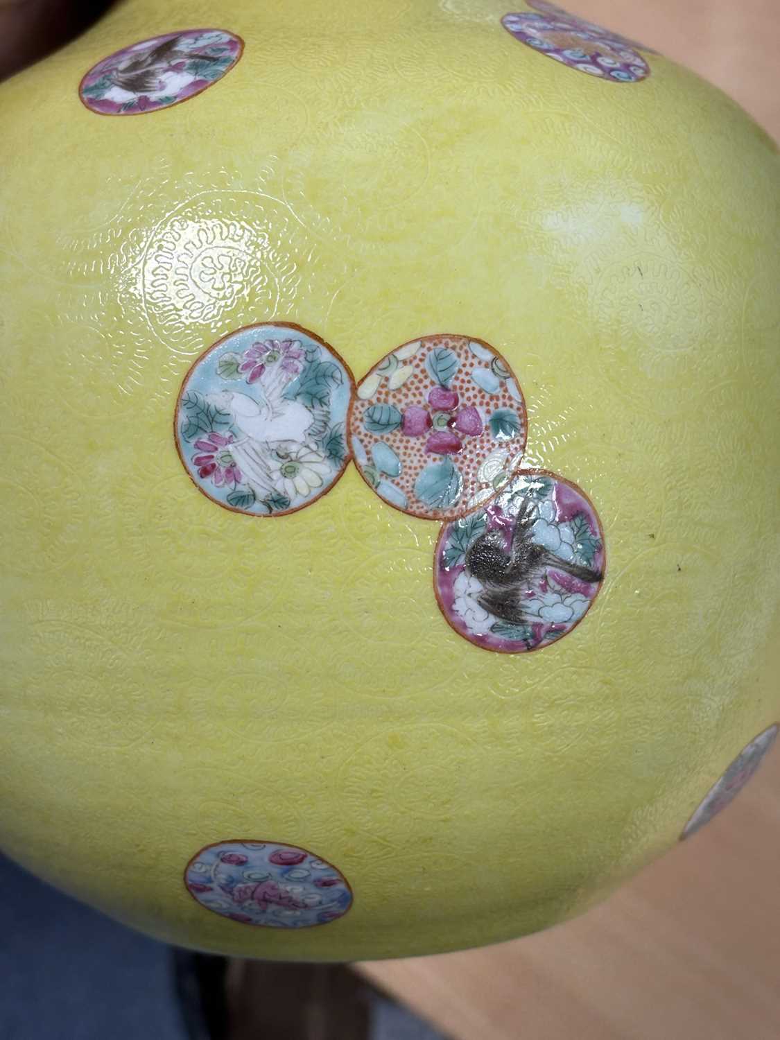 A CHINESE FAMILLE ROSE SGRAFFITO PORCELAIN BOTTLE VASE WITH A YELLOW GROUND - Image 6 of 10