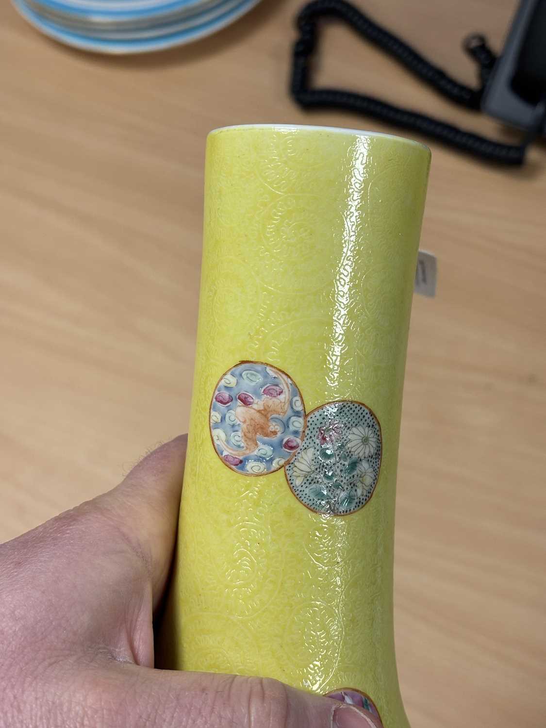 A CHINESE FAMILLE ROSE SGRAFFITO PORCELAIN BOTTLE VASE WITH A YELLOW GROUND - Image 9 of 10