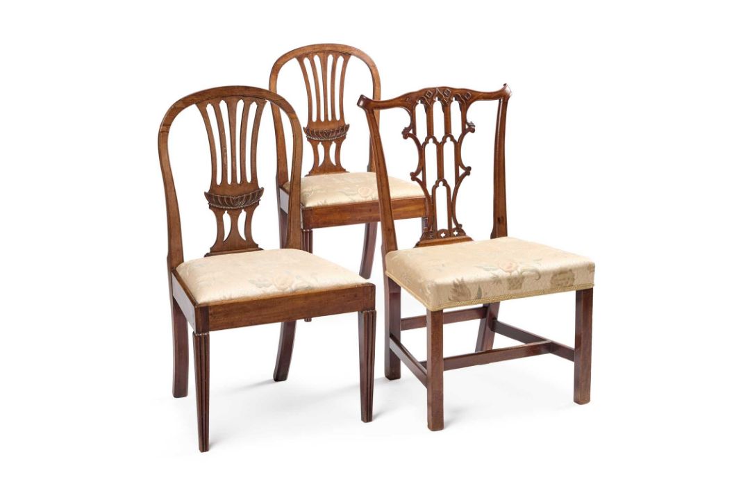 A PAIR OF GEORGE III MAHOGANY COUNTRY HEPPLEWHITE DINING CHAIRS