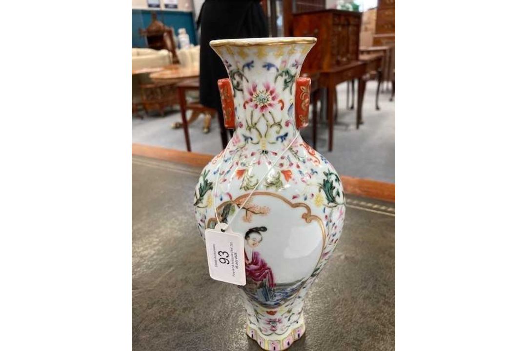 A CHINESE FAMILLE ROSE PORCELAIN VASE - Image 5 of 5