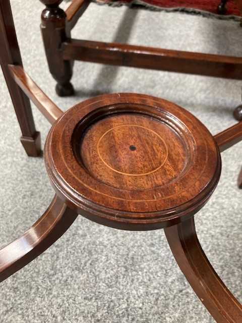 AN EDWARDIAN INLAID MAHOGANY BIJOUTERIE TABLE - Image 5 of 6