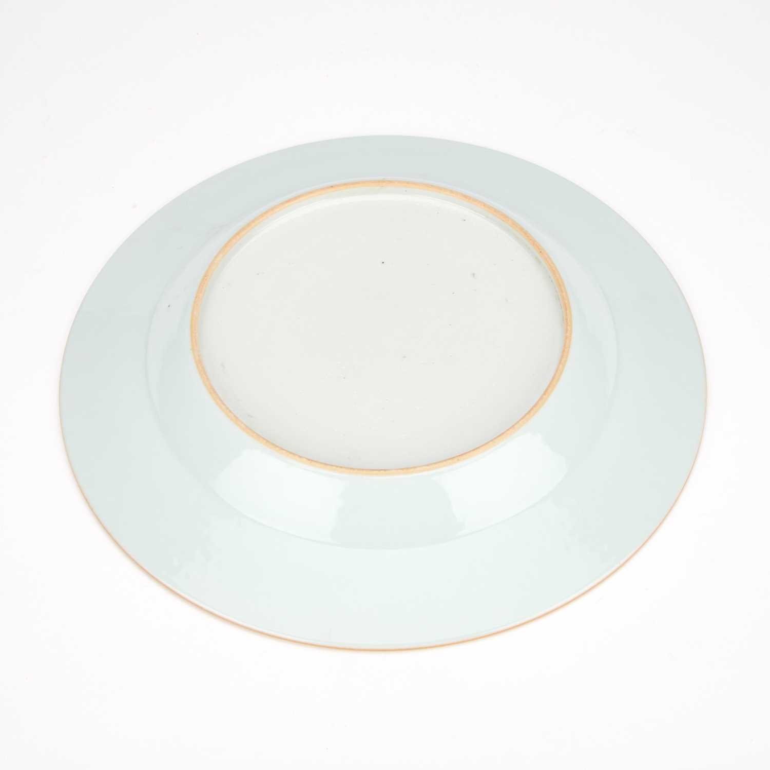 A CHINESE GRISAILLE-DECORATED PORCELAIN PLATE - Image 2 of 2