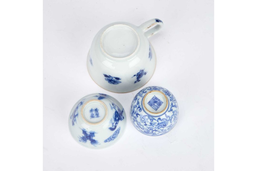 THREE CHINESE BLUE AND WHITE PORCELAIN CUPS - Image 3 of 15