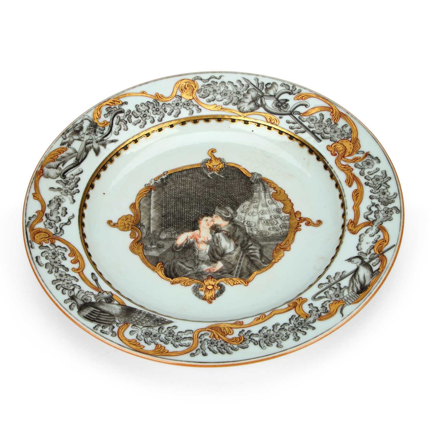 A CHINESE GRISAILLE-DECORATED PORCELAIN PLATE