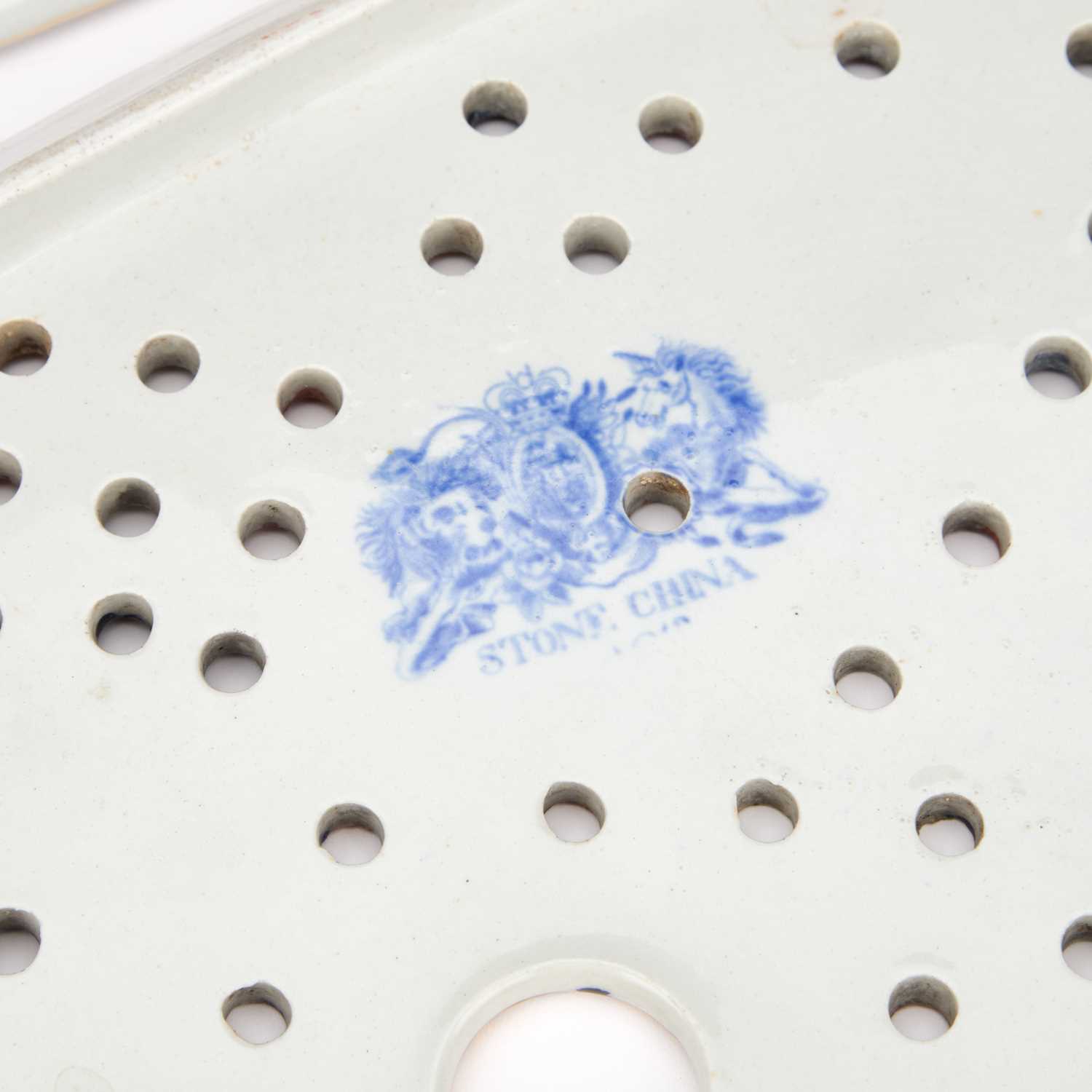 AN EARLY 19TH CENTURY IRONSTONE CHINA DISH AND STRAINER - Image 7 of 7