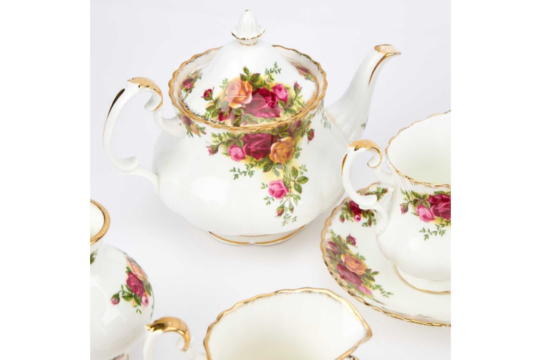 A ROYAL ALBERT 'OLD COUNTRY ROSES' TEA SERVICE - Image 3 of 5