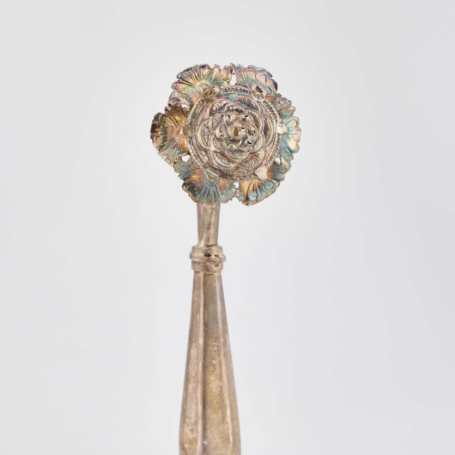 AN INDIAN SILVER ROSE WATER SPRINKLER LATE 19TH CENTURY - Image 2 of 3