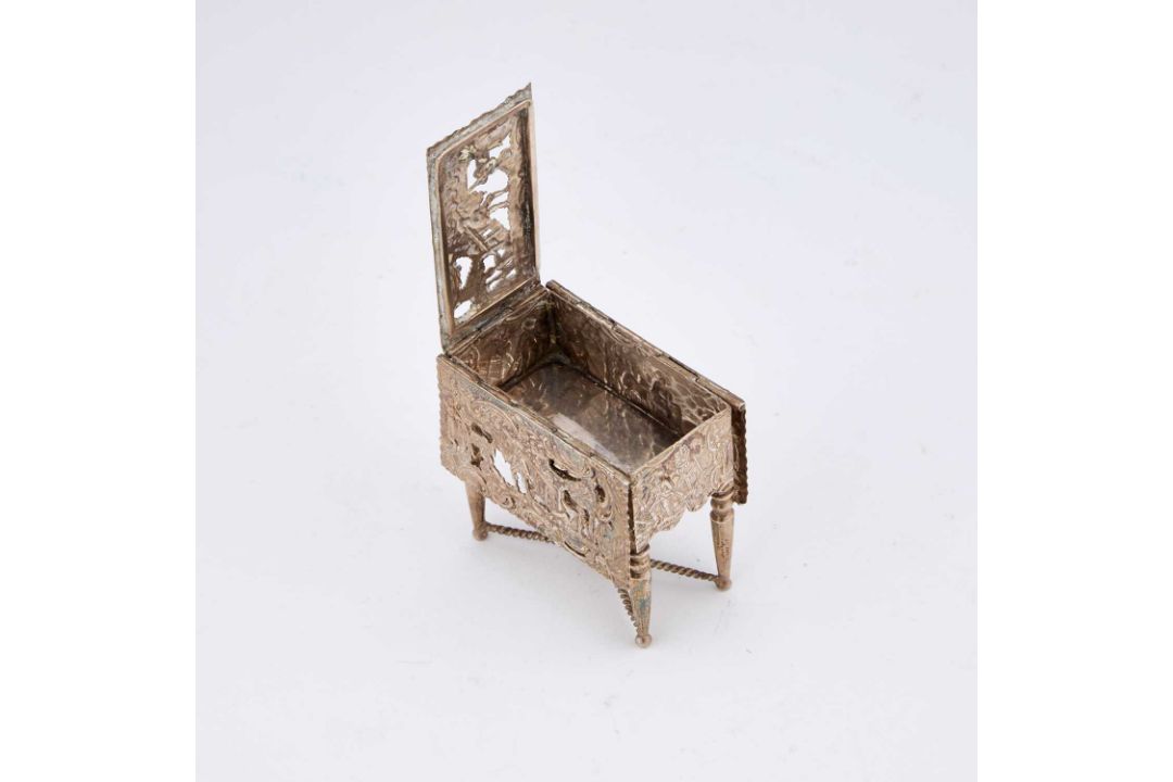 A DUTCH SILVER MINIATURE TABLE - Image 4 of 4
