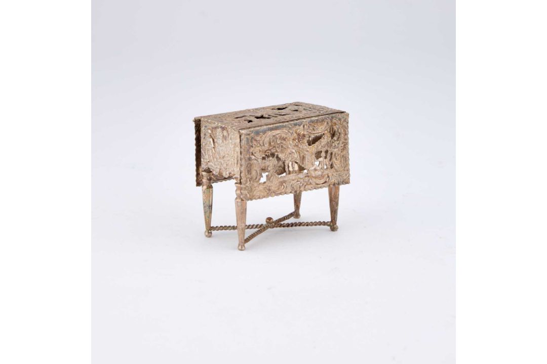 A DUTCH SILVER MINIATURE TABLE - Image 3 of 4