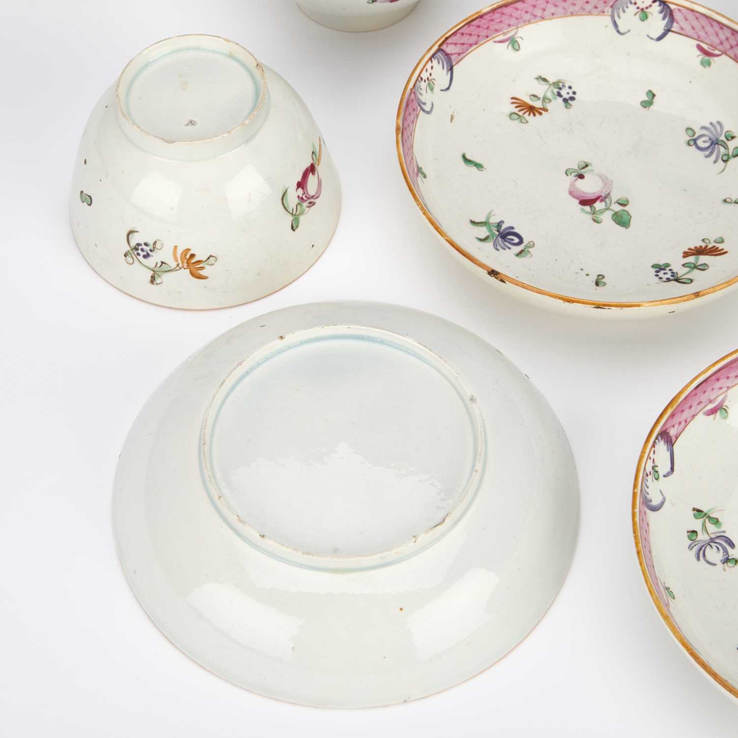 A SET OF FOUR EARLY 19TH CENTURY PEARLWARE TEA BOWLS AND SAUCERS - Image 8 of 9