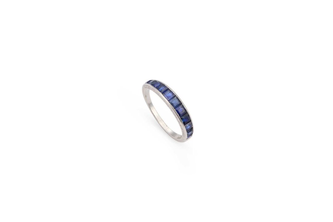 A SAPPHIRE HALF HOOP RING