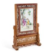 A CHINESE FAMILLE ROSE PORCELAIN TABLE SCREEN