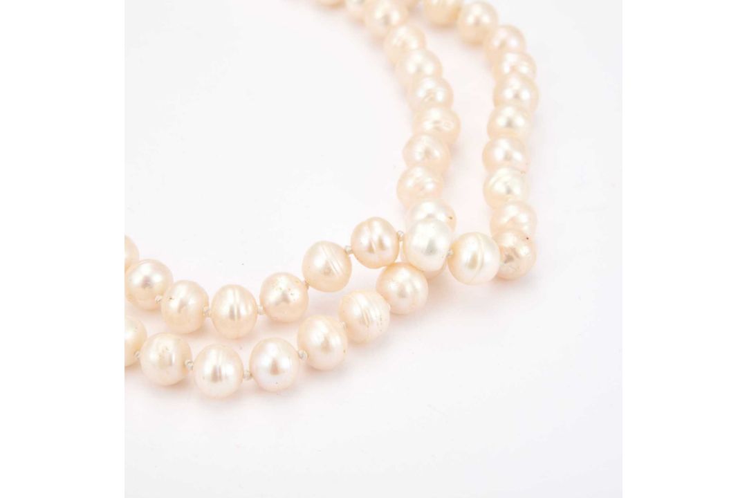A CULTURED PEARL NECKLACE - Image 2 of 2