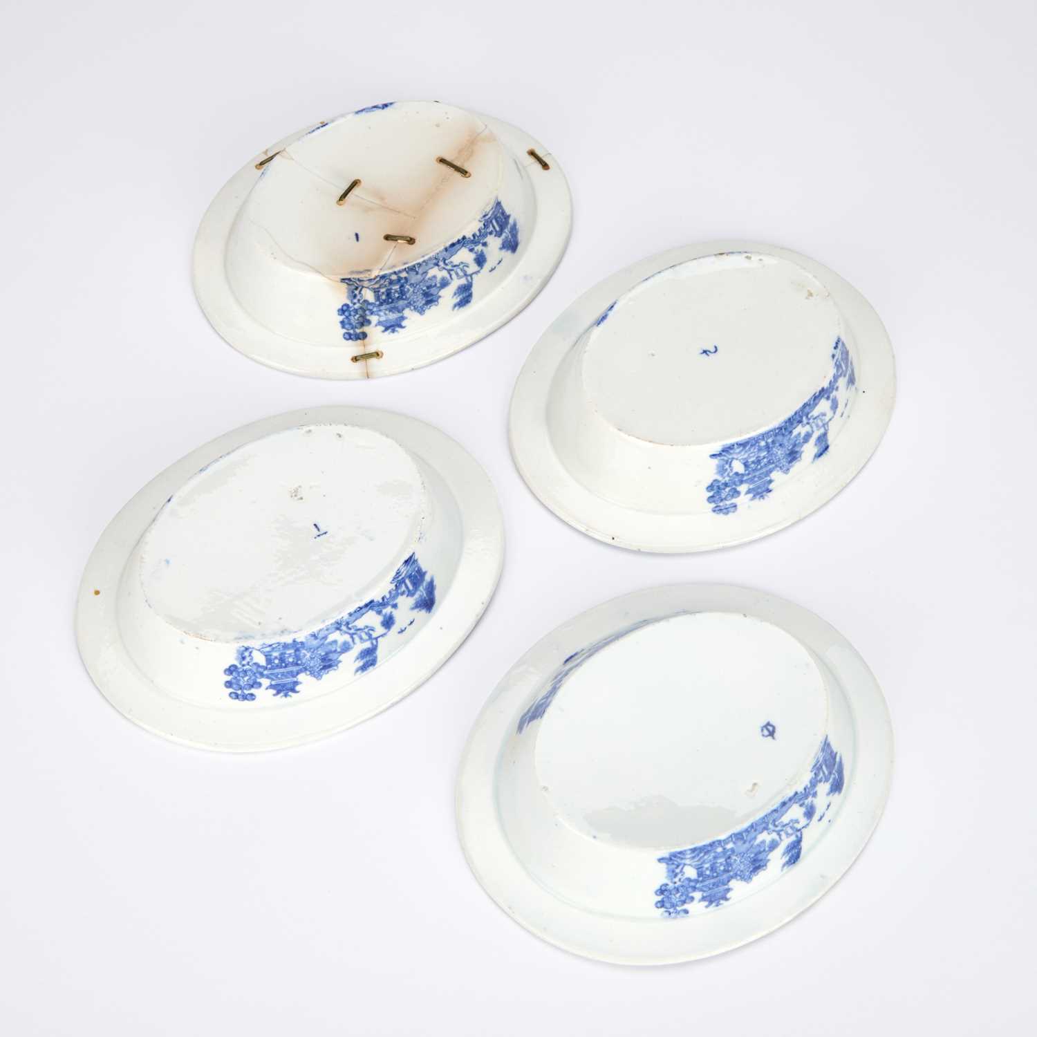 A SET OF FOUR EARLY 19TH CENTURY PEARLWARE TEA BOWLS AND SAUCERS - Image 5 of 9